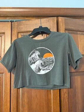ROMWE Olive Green Crop Top with White Wave and Orange Sun Graphic